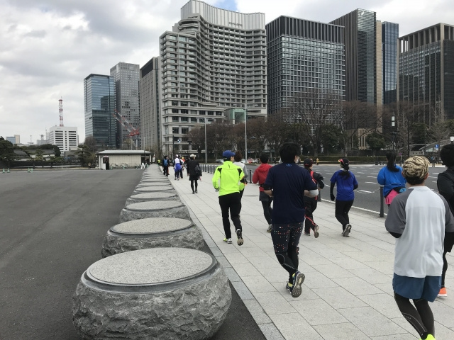 皇居ランを楽しむ大手町勤務の人々