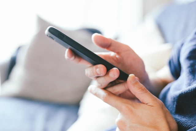 港区の避難場所をアプリで確認する人