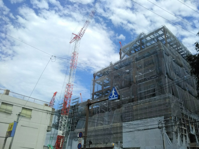 日本橋で再開発中のオフィスビル