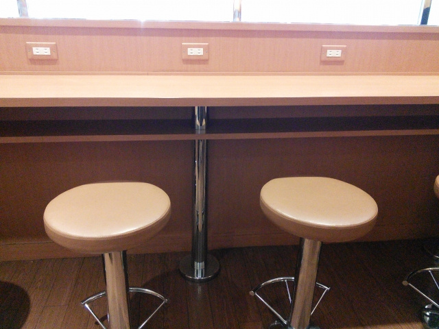 新橋駅で打ち合わせできるカフェで充電できるところ