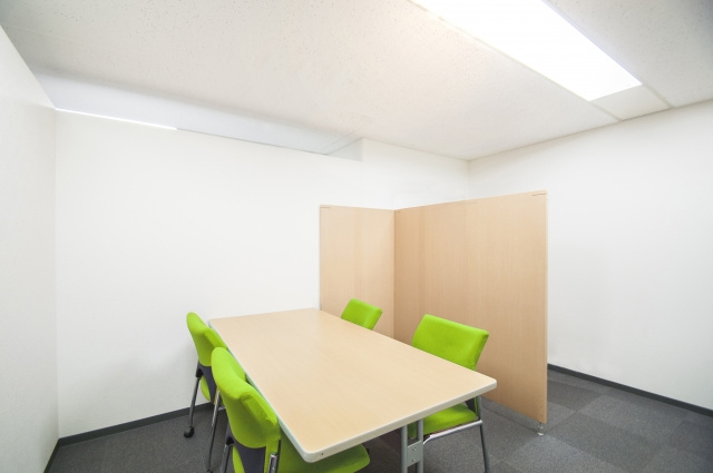 集中力アップにおすすめ！ 事務所に仕切り（パーテーション）を導入しよう