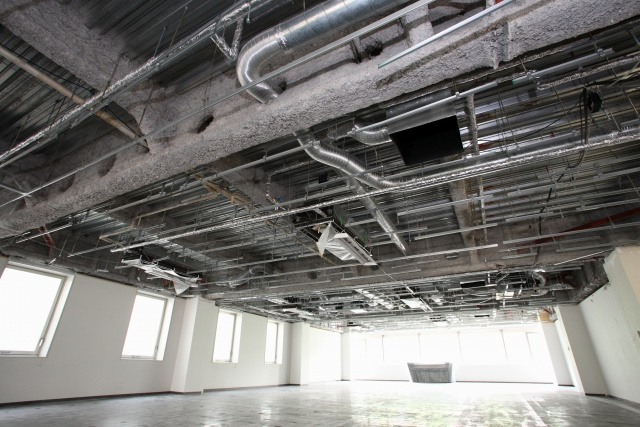 スケルトン天井になっている貸しオフィスとは？どんなメリットがある？